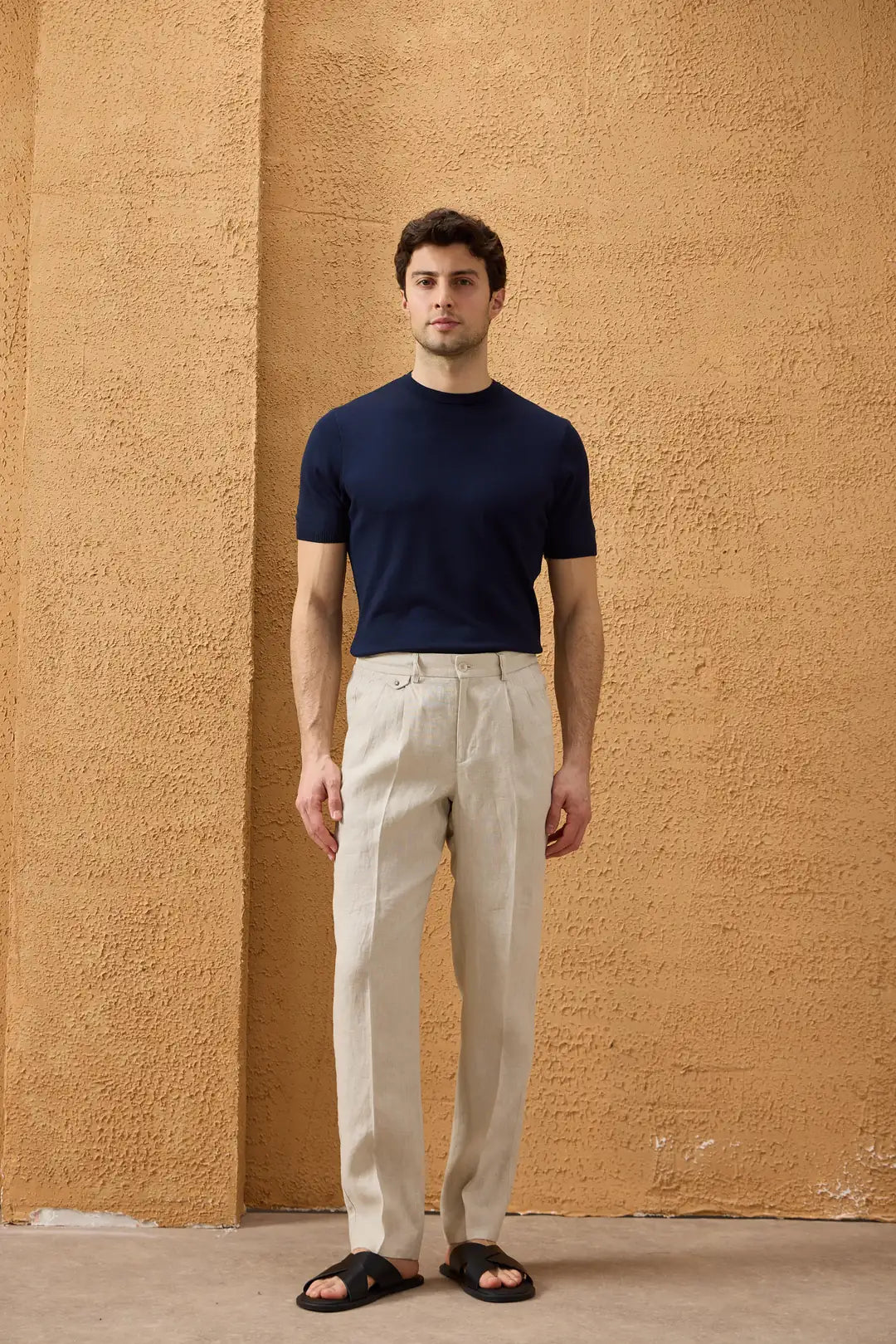 Beige herrbyxor i 100 % linne med plisserade dragsko och avslappnad rak passform