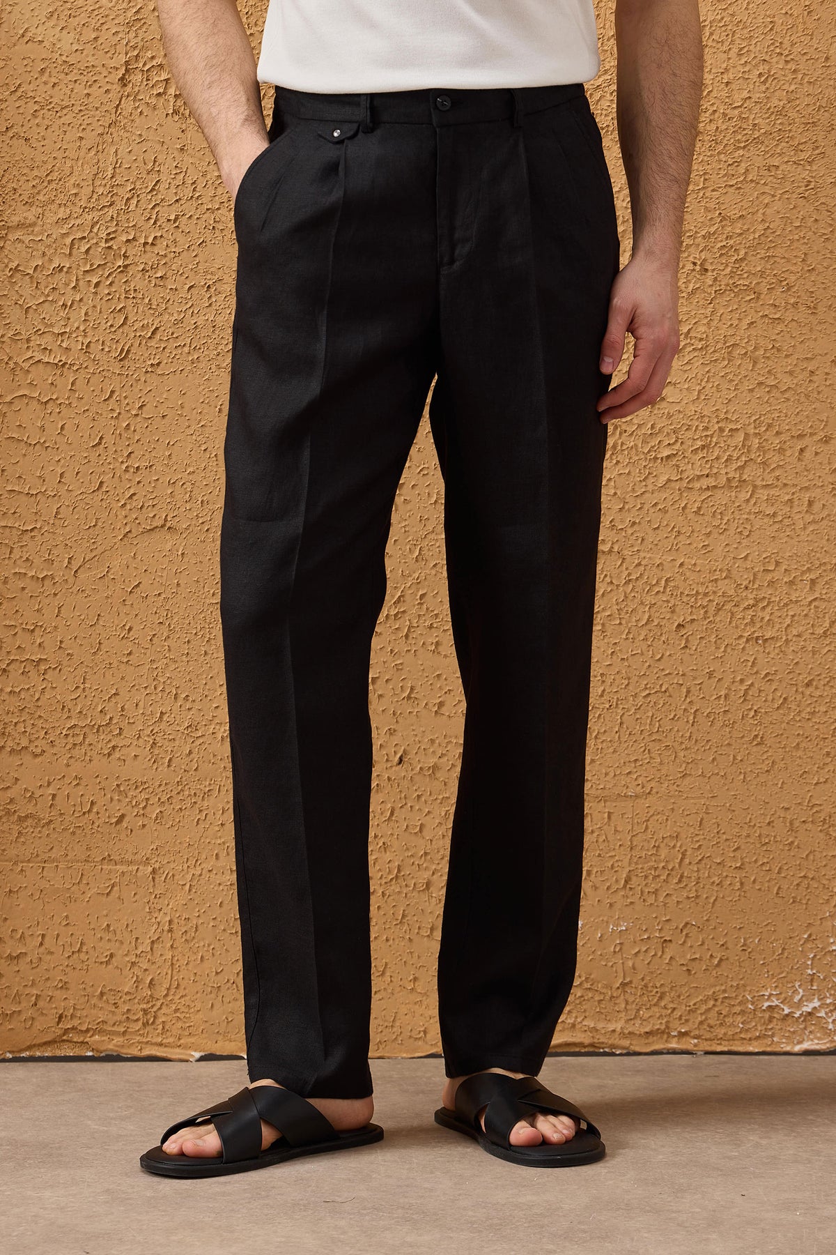 Herr svart linnekostym med dragkedja framtill, safari-stil, sommar