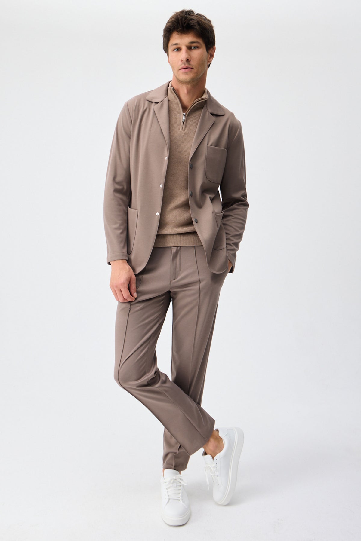 Herrset med brunt, mjukt jerseymönster, elegant och casual kavaj och byxor