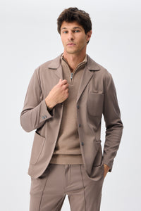 Herrset med brunt, mjukt jerseymönster, elegant och casual kavaj och byxor