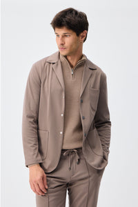 Herrset med brunt, mjukt jerseymönster, elegant och casual kavaj och byxor