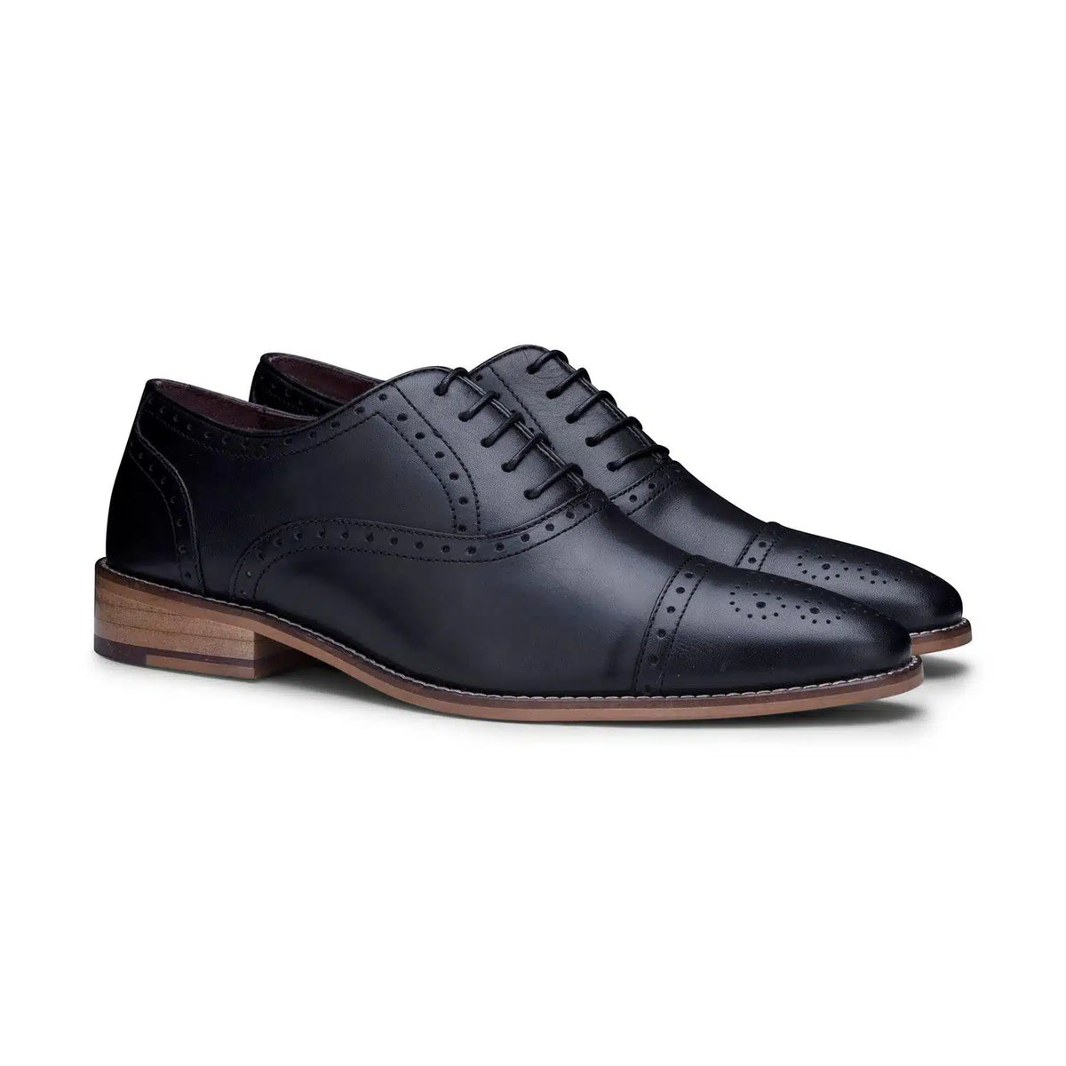 Herrskor i äkta läder, klassiska brogues, svarta, snörsko, eleganta, formella, läder, vintage