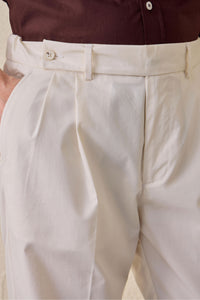 Herrset med beige safarijacka i bomullsblandning och vita byxor, elegant och avslappnad outfit