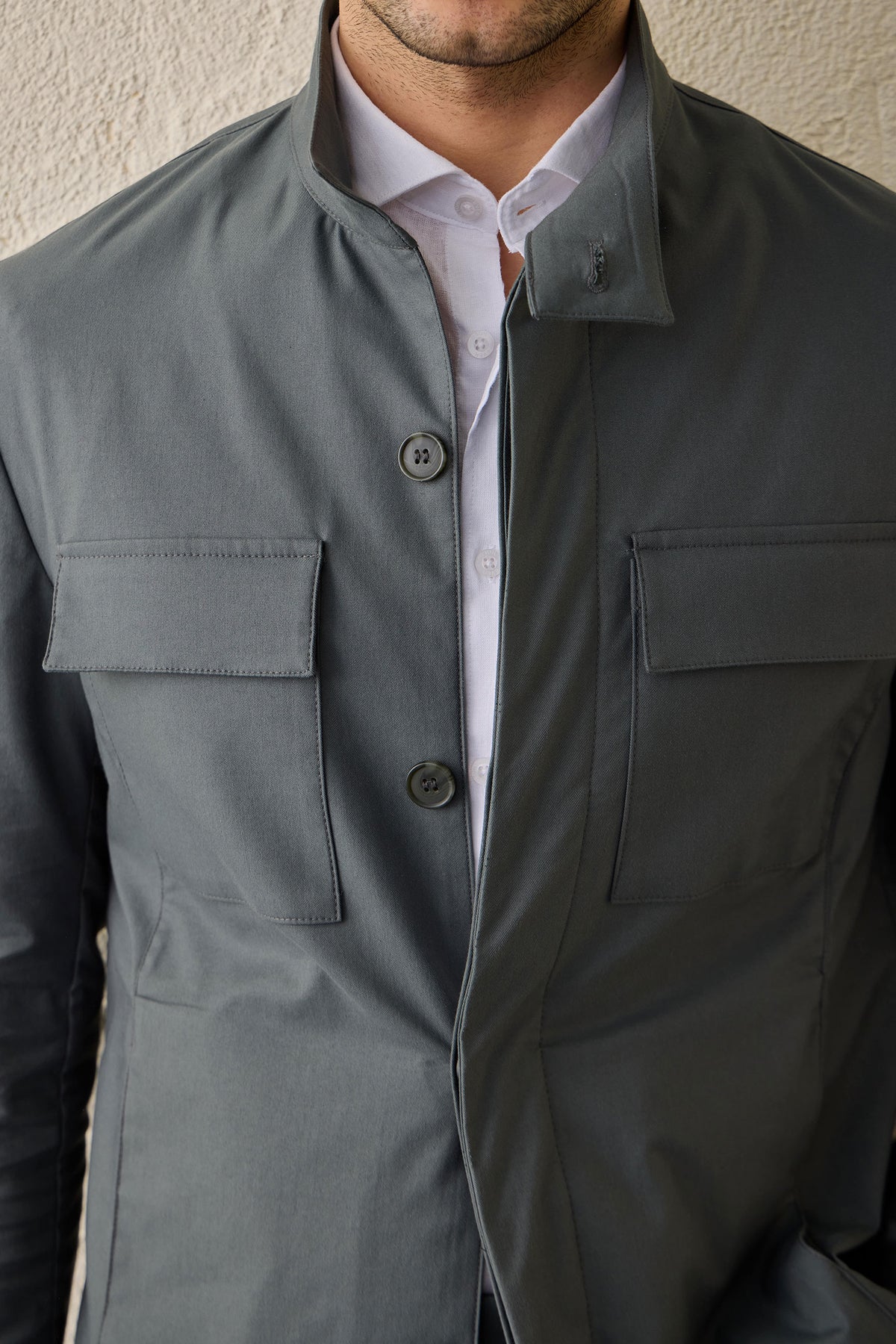 Herrset med safarijacka i bomullsblandning och beige byxor, elegant och avslappnad outfit