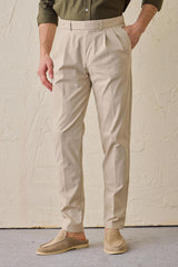 Herrset med safarijacka i bomullsblandning och beige byxor, elegant och avslappnad outfit