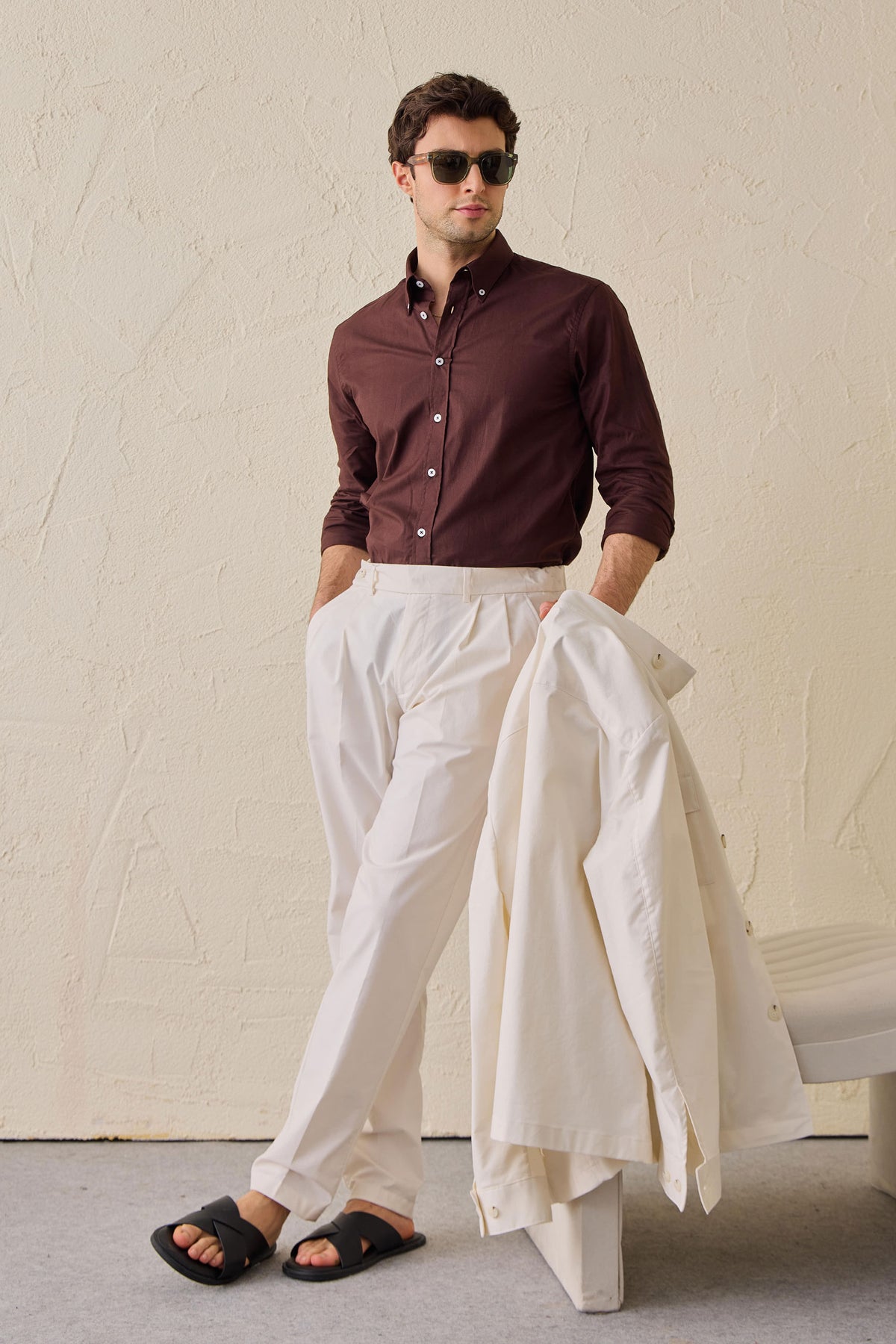 Vit herrkostym med två delar och ståkrage i stretch, elegant och avslappnad modell i safaristil