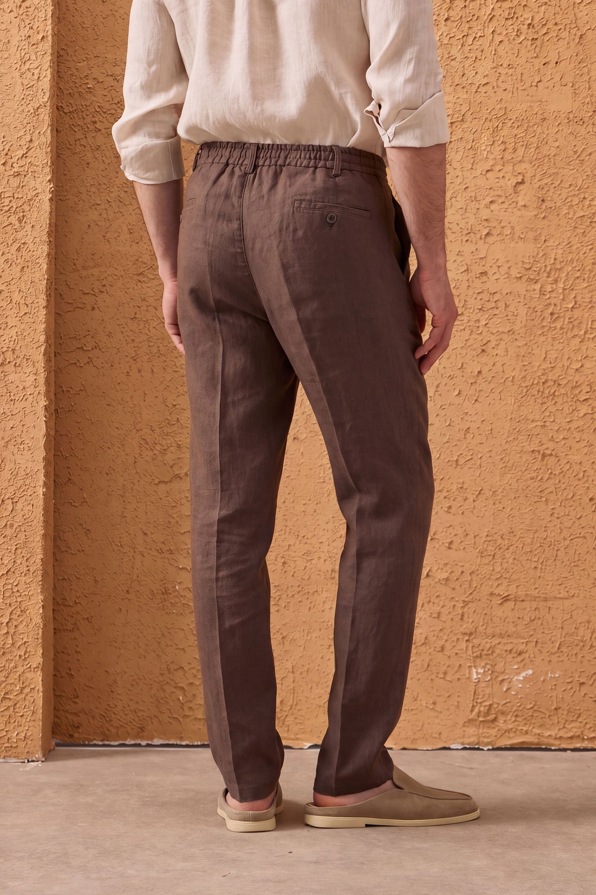Herrbrun linnekostym med dragkedja framtill, safari-stil, sommar