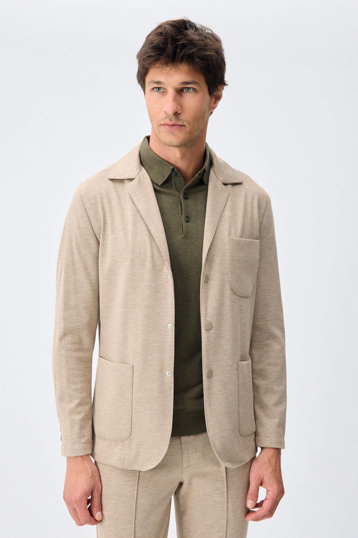 Beige mjuk jerseykostym med kavaj och byxor för män, elegant och casual