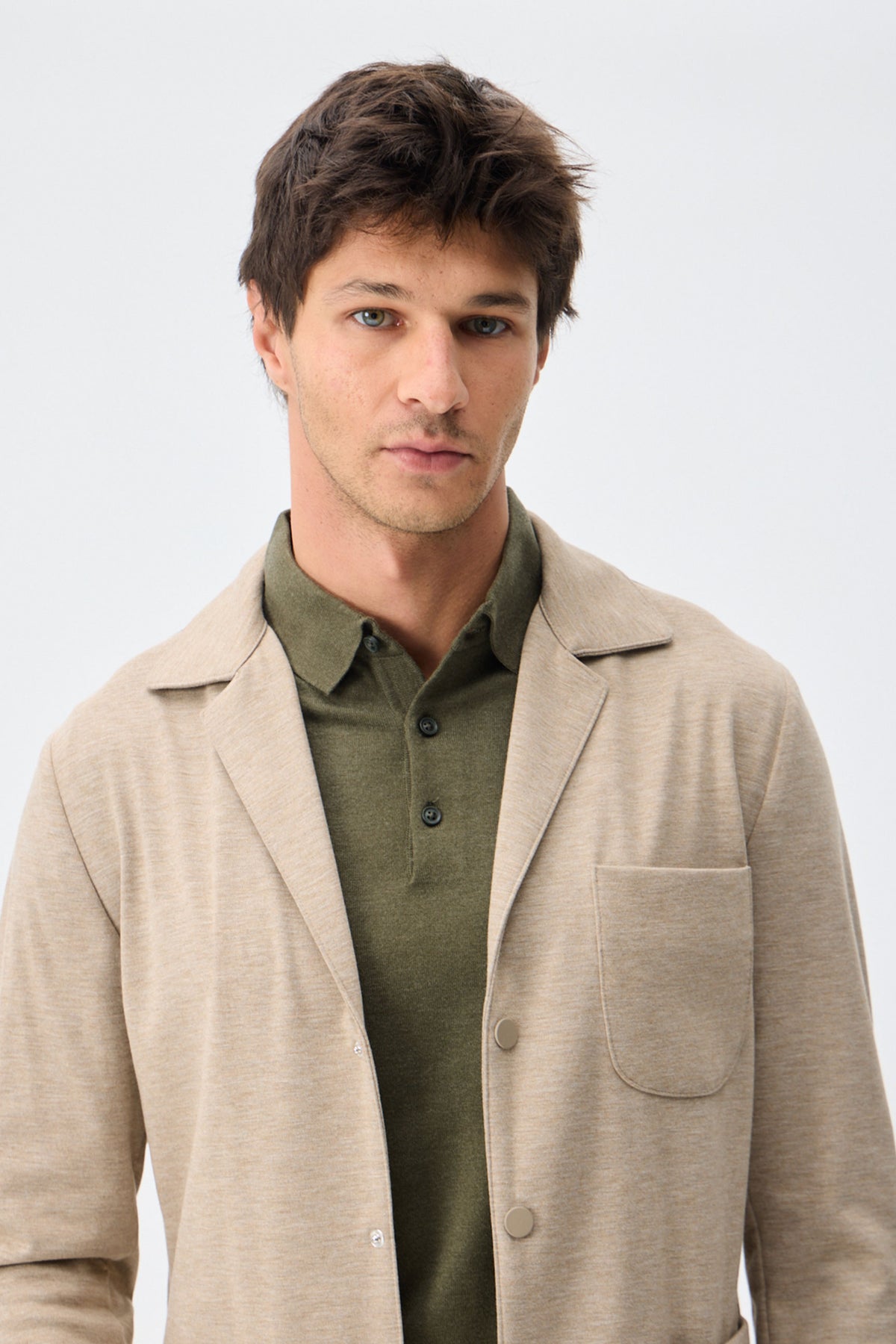 Beige mjuk jerseykostym med kavaj och byxor för män, elegant och casual