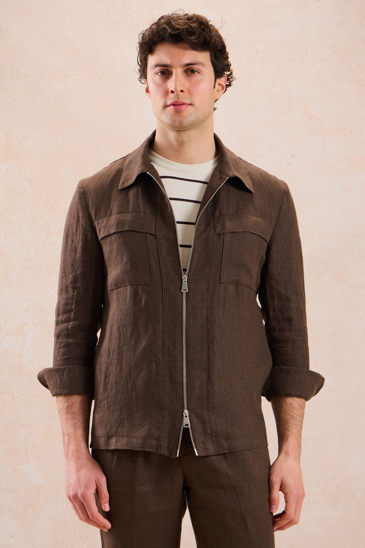 Herrbrun linnekostym med dragkedja framtill, safari-stil, sommar