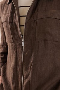 Herrbrun linnekostym med dragkedja framtill, safari-stil, sommar
