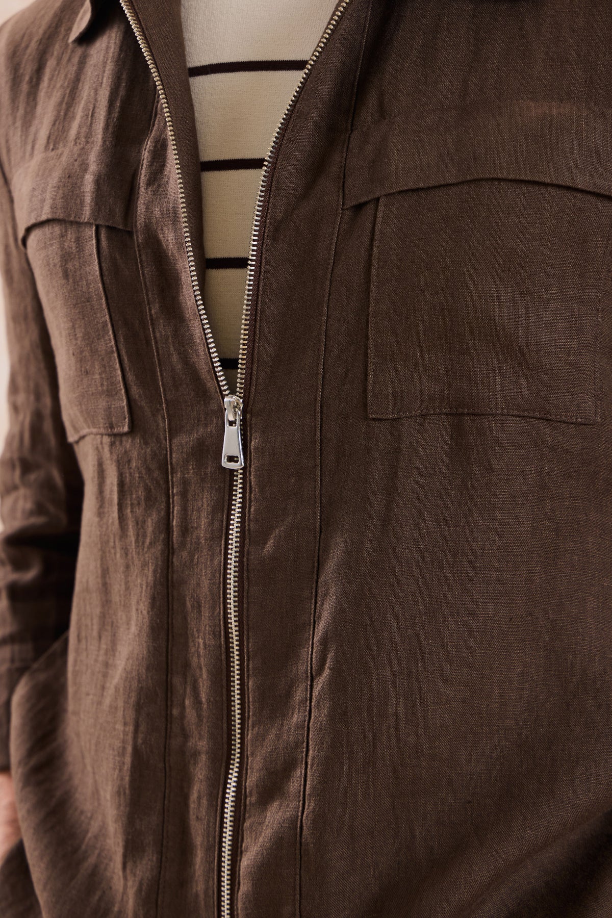 Herrbrun linnekostym med dragkedja framtill, safari-stil, sommar
