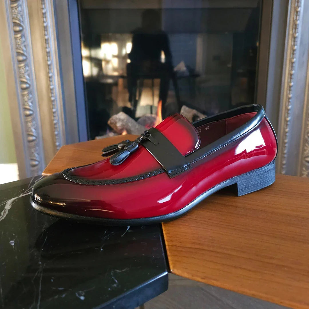 Röda loafers med tofsmönster för män