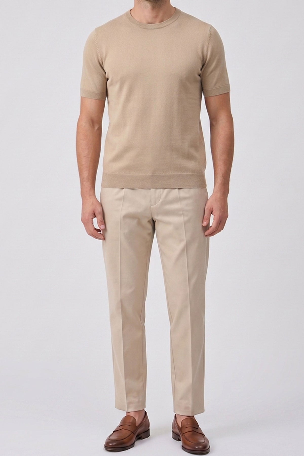 Beige stickad t-shirt med rund hals och kort ärm för män