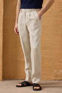 Herrset med svart linnejacka med dragkedja och beige byxor, elegant och avslappnad sommaroutfit
