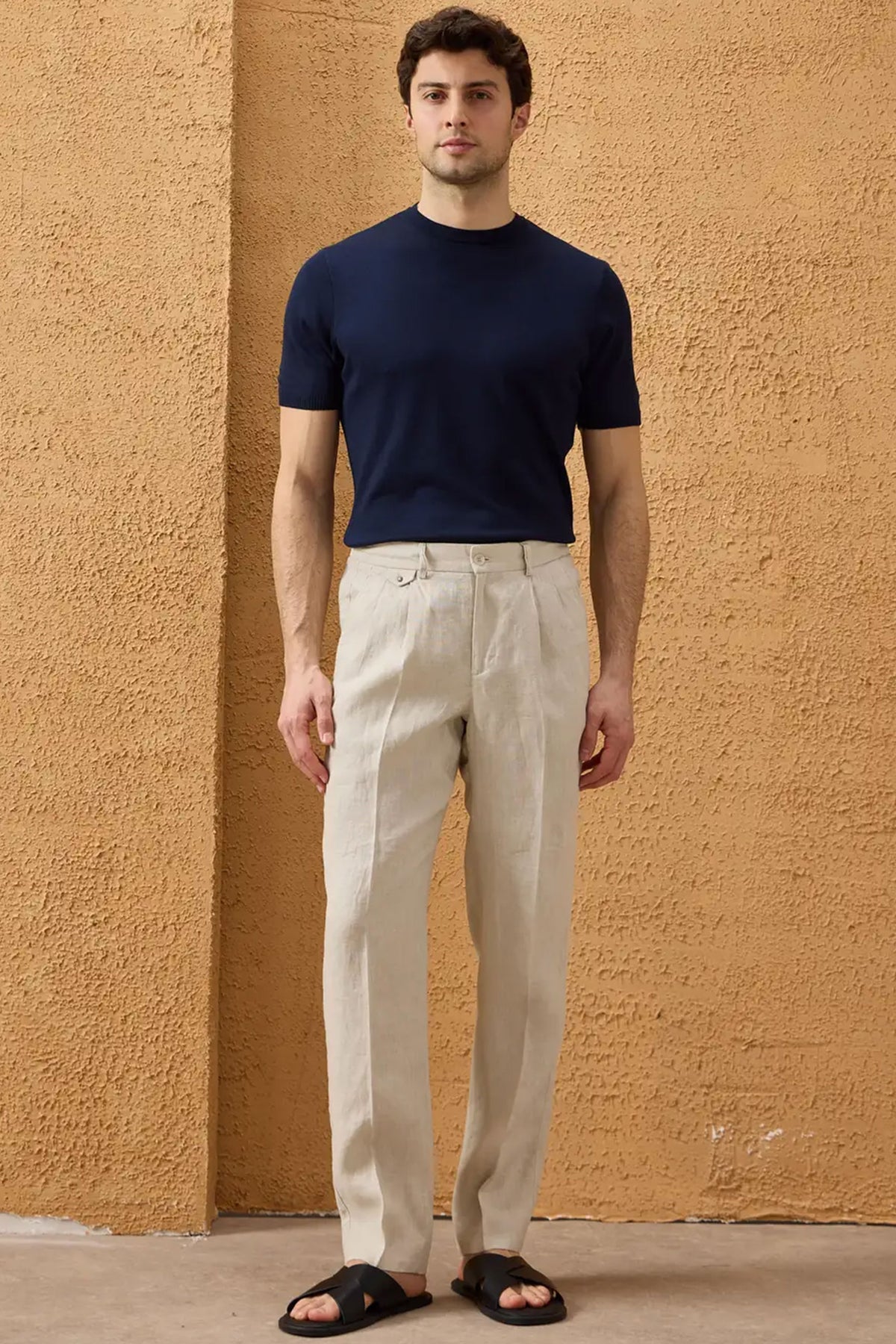 Marinblå linnejacka med dragkedja och beige byxor för män, elegant och avslappnad sommaroutfit