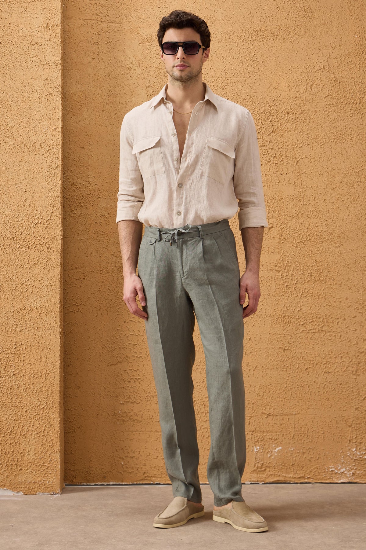 Marinblå linnejacka med dragkedja och salvia byxor för män, elegant och avslappnad sommaroutfit