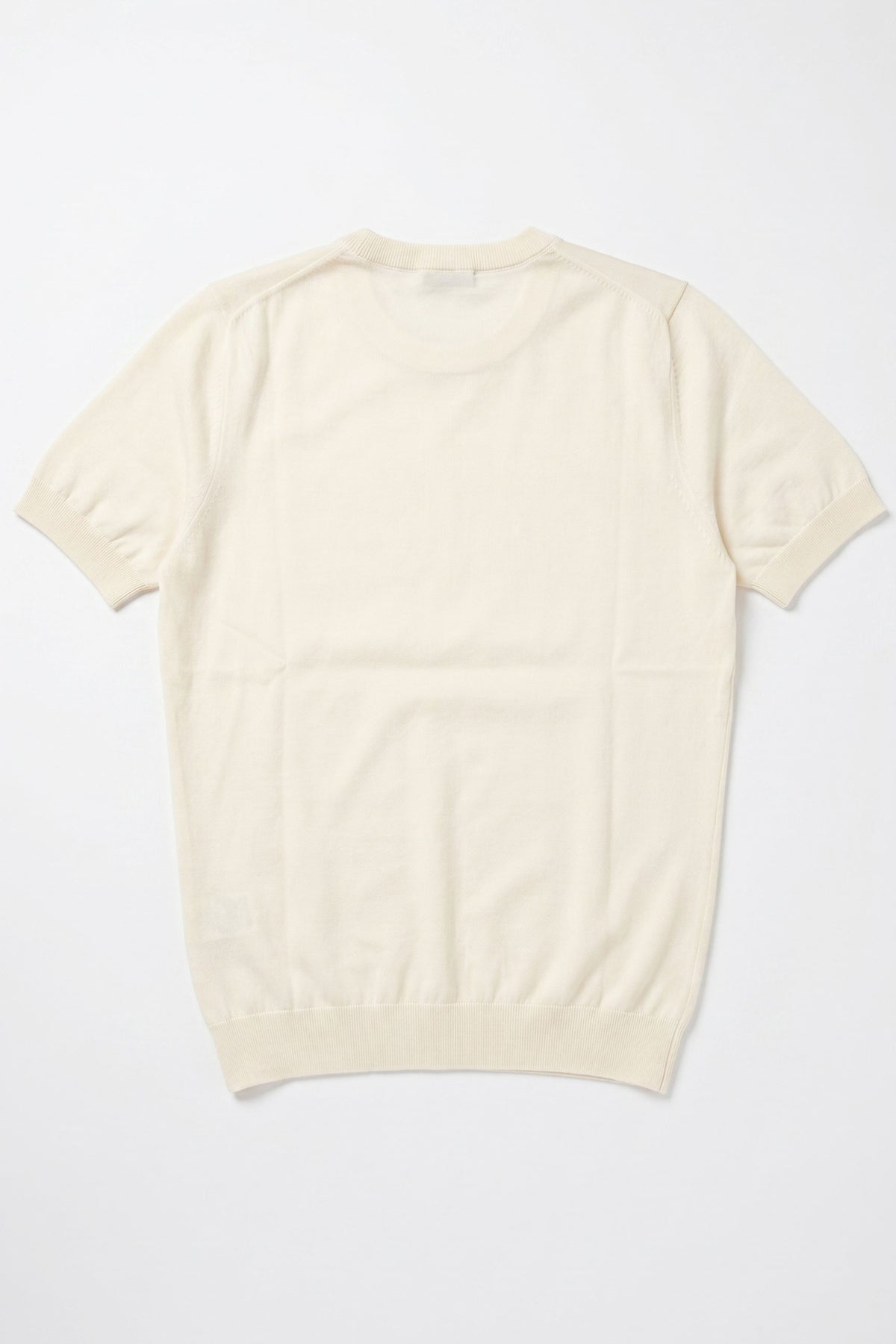 Herrvit stickad t-shirt med rund hals och kort ärm, normal passform