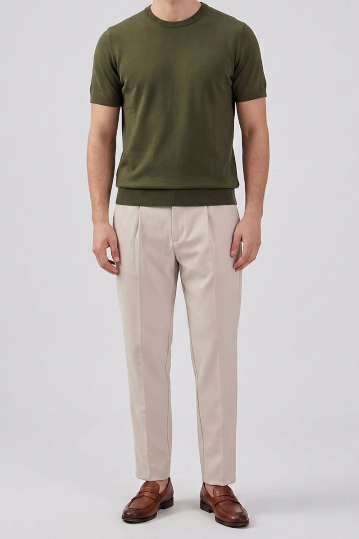 Herr olivgrön stickad t-shirt med rund hals och kort ärm, normal passform