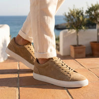 Herrsneakers i stengrå mocka med snörning och casual look