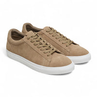 Herrsneakers i stengrå mocka med snörning och casual look
