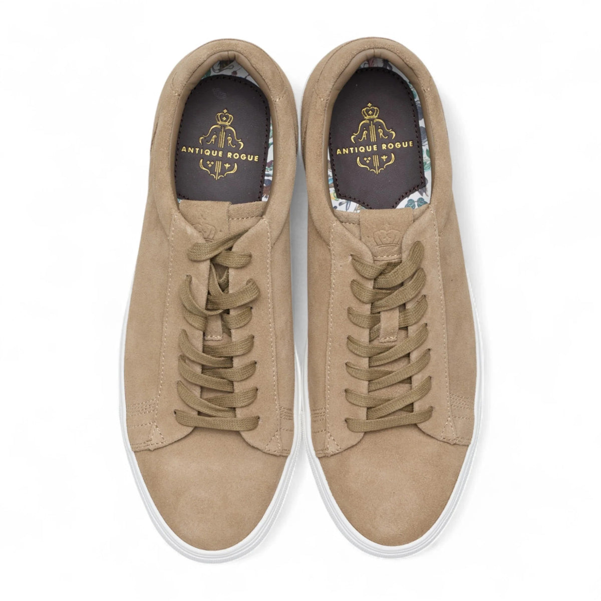 Herrsneakers i stengrå mocka med snörning och casual look