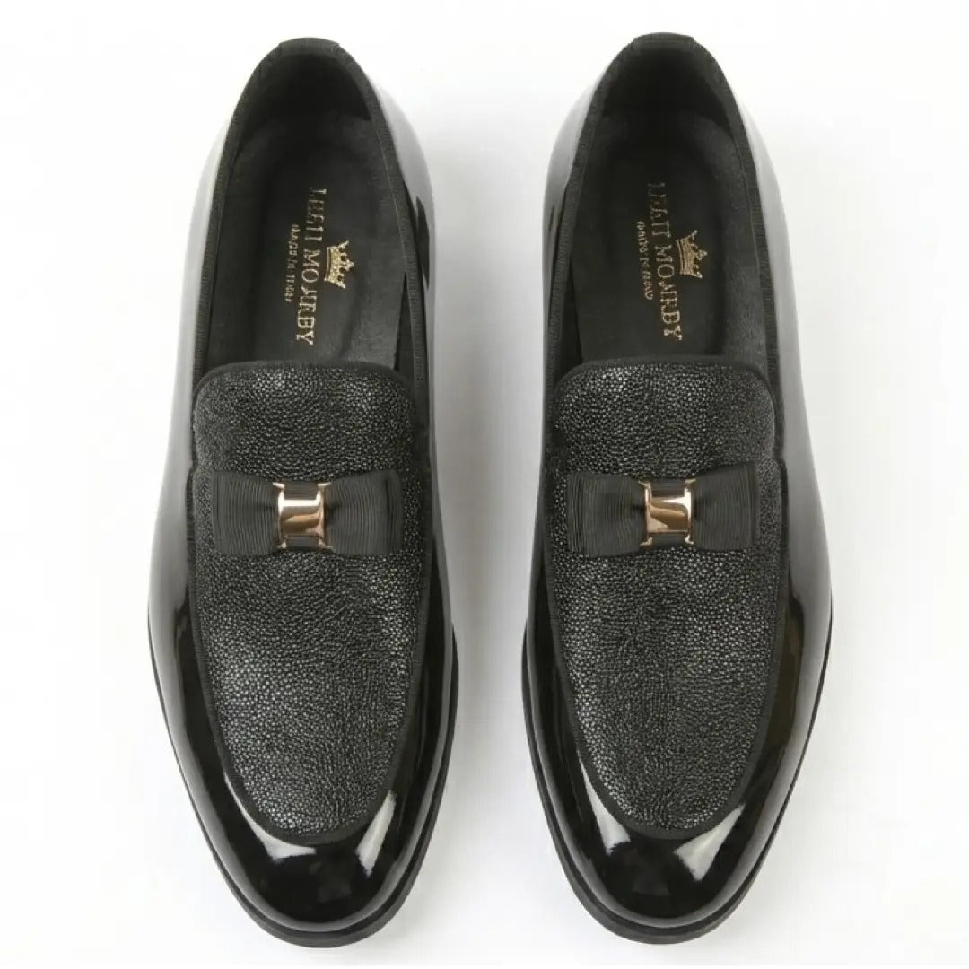 Herrloafers med texturerad framsida och ikoniskt spänne och rosett