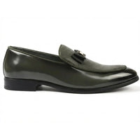 Herrloafers med texturerad framsida och ikoniskt spänne och rosett