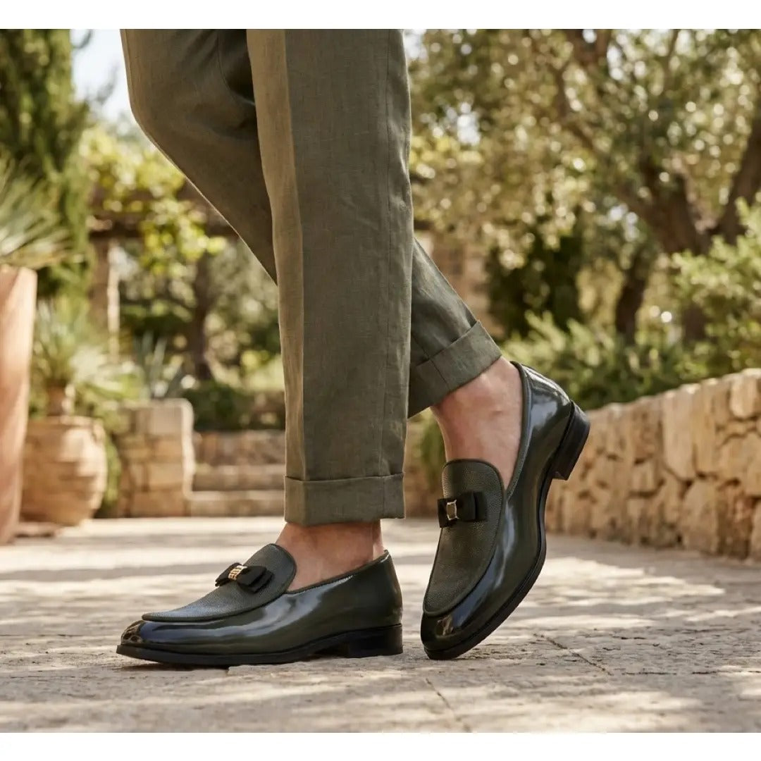 Herrloafers med texturerad framsida och ikoniskt spänne och rosett