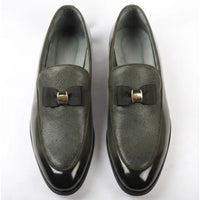Herrloafers med texturerad framsida och ikoniskt spänne och rosett