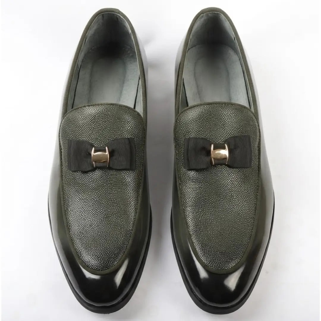 Herrloafers med texturerad framsida och ikoniskt spänne och rosett