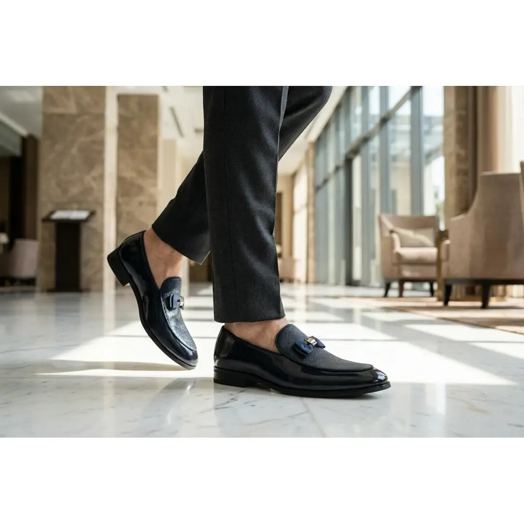 Herrloafers med texturerad framsida och ikoniskt spänne och rosett