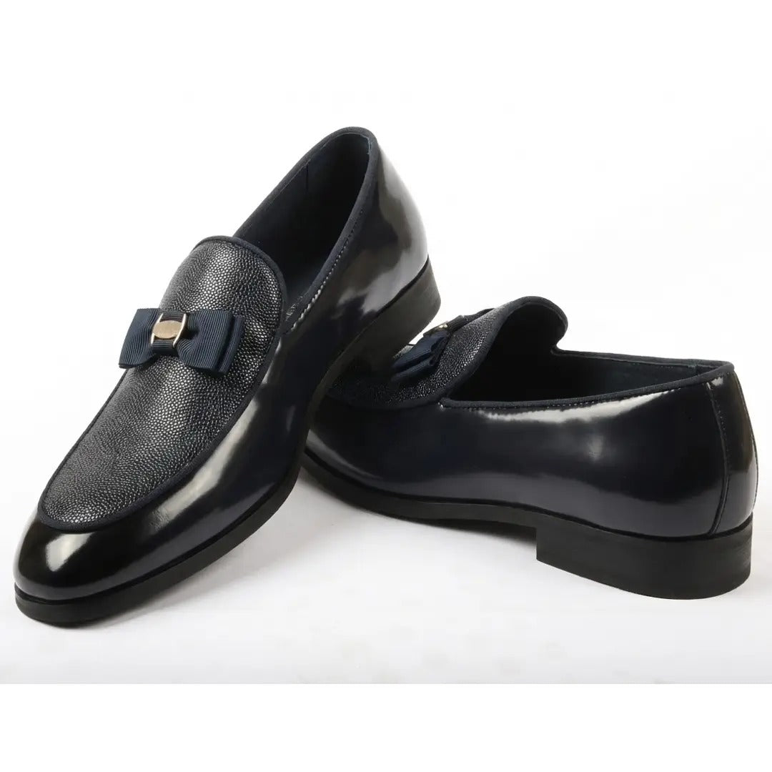 Herrloafers med texturerad framsida och ikoniskt spänne och rosett
