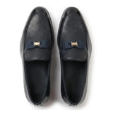 Herrloafers med texturerad framsida och ikoniskt spänne och rosett