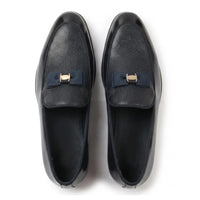 Herrloafers med texturerad framsida och ikoniskt spänne och rosett
