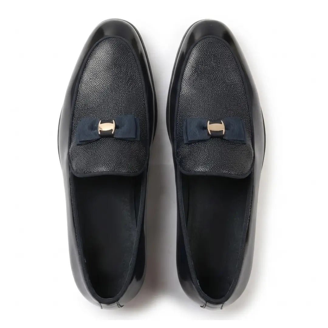 Herrloafers med texturerad framsida och ikoniskt spänne och rosett