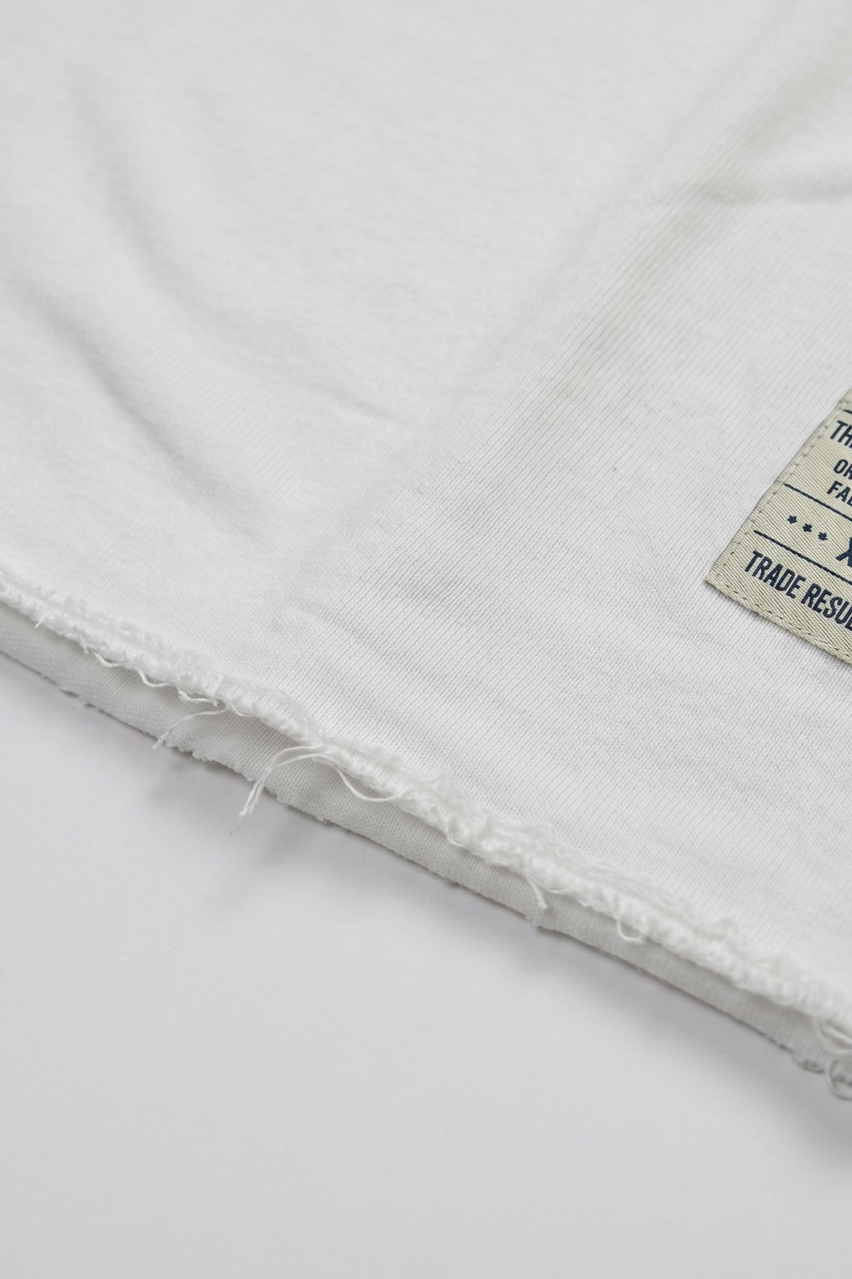 Vit herr-T-shirt med rund hals och avslappnad passform, rå kant