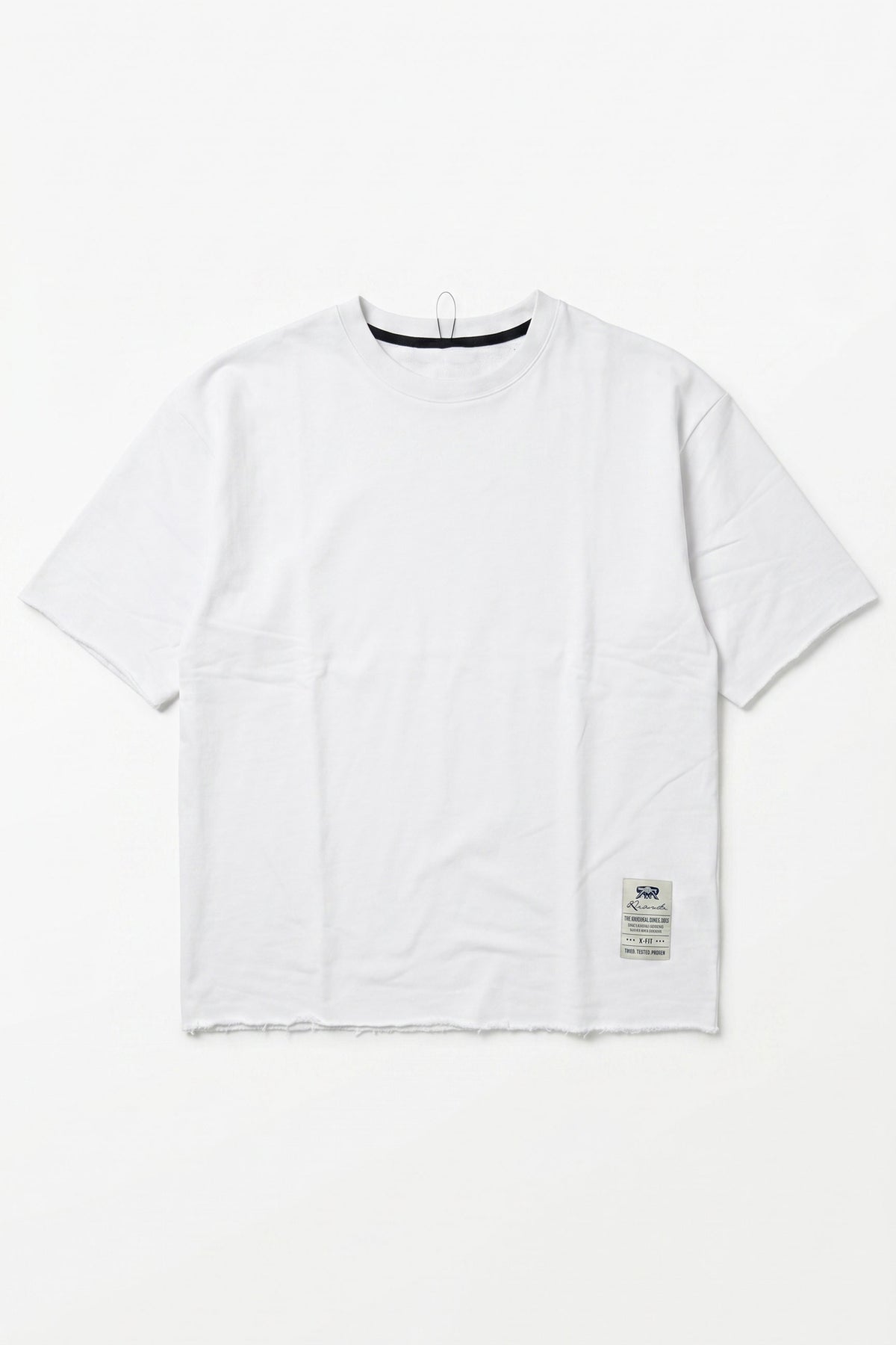 Vit herr-T-shirt med rund hals och avslappnad passform, rå kant