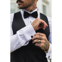 Svart dubbelknäppt väst i satin med svart slips och smoking i herrmodell