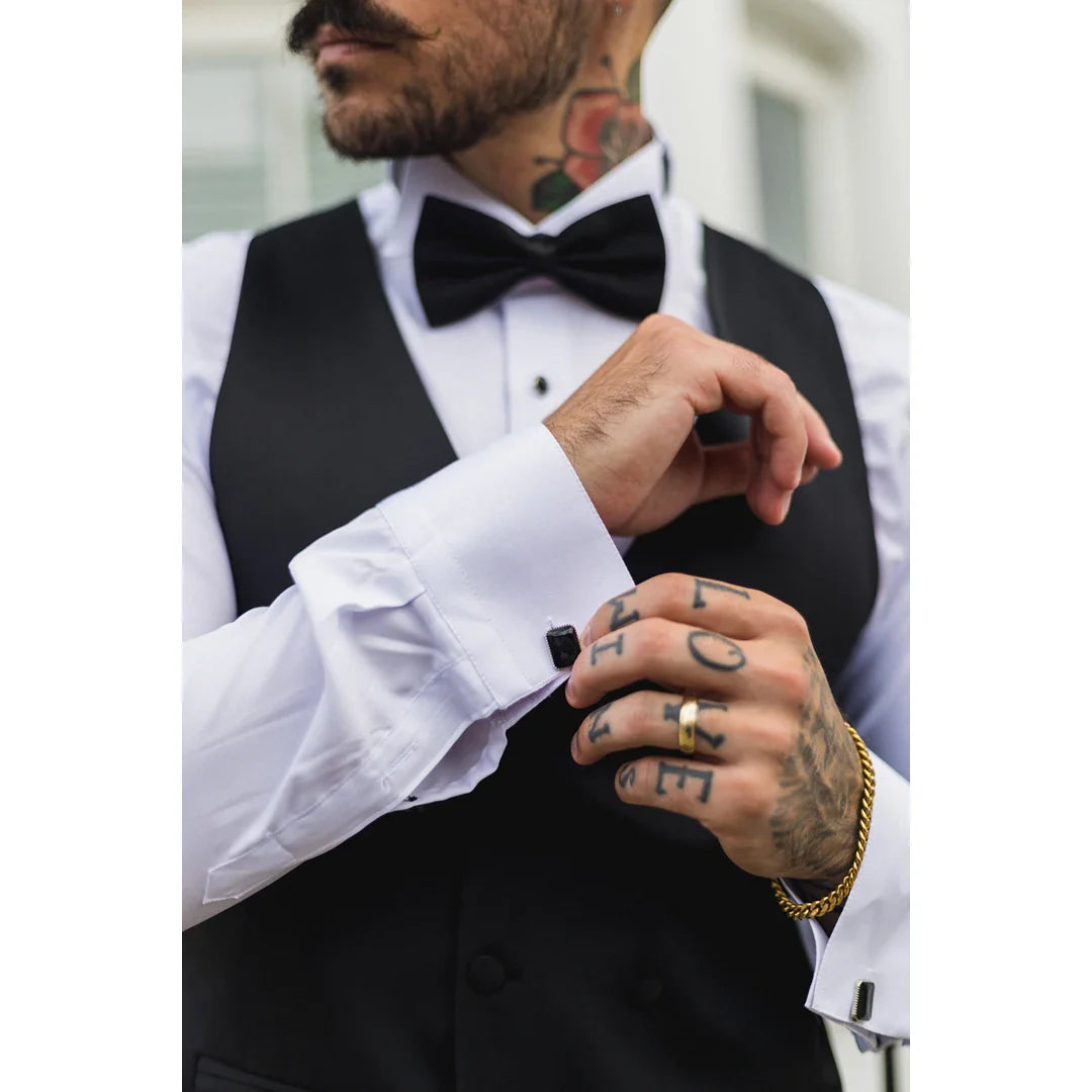 Svart dubbelknäppt väst i satin med svart slips och smoking i herrmodell